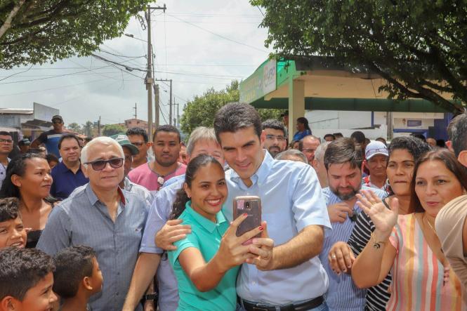 O governador do Pará, Helder Barbalho, e o vice-governador, Lúcio Vale, entregaram, no final da manhã deste sábado (16), 261 títulos de terra para produtores rurais de 18 municípios da região nordeste do Estado, reunidos na cidade de Moju. A solenidade ocorreu no Auditório Municipal Lourival Cristo, no Centro, na presença da prefeita Nilma Lima, vereadores, secretários de Estado, deputados estaduais, federais, e da população mojuense. 

FOTO: MARCO SANTOA / AGÊNCIA PARÁ
DATA: 16.03.2019
MOJU - PA <div class='credito_fotos'>Foto: Marco Santos / Ag. Pará   |   <a href='/midias/2019/originais/aee5a0ea-78fb-4cf7-ad95-d366e877f80c.jpg' download><i class='fa-solid fa-download'></i> Download</a></div>