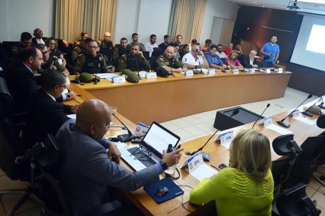 Cerca de 300 agentes farão a segurança dos brincantes neste segundo final de semana de pré-carnaval, 2 e 3 de fevereiro, em Belém. Eles ficarão responsáveis por fiscalizar todo o circuito, além do momento da dispersão, quando as pessoas se deslocam para pontos de táxis e paradas de ônibus.

FOTO: ELIELSON MODESTO / ASCOM SEGUP
DATA: 01.02.2019
BELÉM - PARÁ <div class='credito_fotos'>Foto: Elielson Modesto / Ascom Segup   |   <a href='/midias/2019/originais/af0f80ba-b3ad-4614-a97b-7b4b62cb4f17.jpg' download><i class='fa-solid fa-download'></i> Download</a></div>