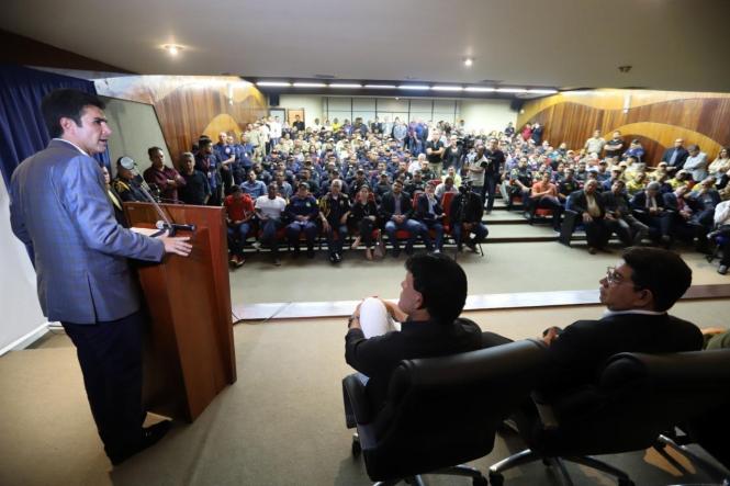 O governador Helder Barbalho, o secretário de Estado de Segurança Pública, Uálame Machado; o secretário de Estado de Cidadania, Ricardo Balestreri; o delegado-geral da Polícia Civil do Pará, Alberto Teixeira, e o comandante da Polícia Militar do Pará, coronel Dilson Júnior, reuniram-se, na tarde desta quinta-feira (17), na sede da Delegacia Geral, em Belém, com representantes de guardas municipais e agentes de trânsito municipais de todo o Pará, com o intuito de aproximar o sistema de segurança pública estadual desses organismos municipais e começar a afinar parcerias para qualificar o combate à violência e à criminalidade em todo o Estado.

FOTO: AG. PARÁ
DATA: 17.01.2019
BELÉM -PARÁ <div class='credito_fotos'>Foto: Agência Pará   |   <a href='/midias/2019/originais/af20bbba-94a5-4e8d-ba2c-f80b3b21e972.jpg' download><i class='fa-solid fa-download'></i> Download</a></div>