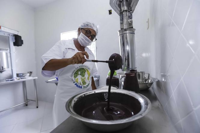 Quase 200 famílias serão beneficiadas, direta e indiretamente, com a abertura da agroindústria de beneficiamento de frutas na comunidade de Vila São Manoel, na zona rural de Moju, no nordeste paraense. A inauguração aconteceu neste sábado (16), e contou com a presença do governador do Estado, Helder Barbalho, e da prefeita do município, Nilma Lima.

FOTO: MARCELO SEABRA / AGÊNCIA PARÁ
DATA: 16.03.2019
MOJU - PA <div class='credito_fotos'>Foto: Marcelo Seabra / Ag. Pará   |   <a href='/midias/2019/originais/af2dcd1d-80b3-4a09-967c-e8779aa2b68b.jpg' download><i class='fa-solid fa-download'></i> Download</a></div>