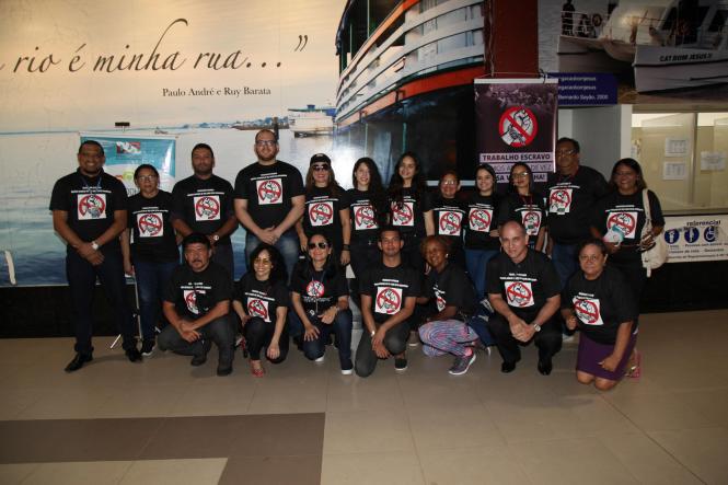 Quem passou pelos terminais hidroviário e rodoviário da capital, na segunda-feira (28), recebeu orientações sobre como identificar e agir diante de uma situação análoga a escravidão. A ação integrou a programação alusiva ao Dia Nacional de Combate ao Trabalho Escravo, promovida pela Comissão Estadual para Erradicação do Trabalho Escravo (Coetrae-PA), colegiado presidido pela Secretaria de Justiça e Direitos Humanos (Sejudh).

FOTO: WAGNER ALMEIDA / Ascom Sejudh
DATA: 29.01.2019
BELÉM - PARÁ <div class='credito_fotos'>Foto: Wagner Almeida/ Ascom Sejudh   |   <a href='/midias/2019/originais/af3926b6-8946-45c0-828a-74788f4c933c.jpg' download><i class='fa-solid fa-download'></i> Download</a></div>