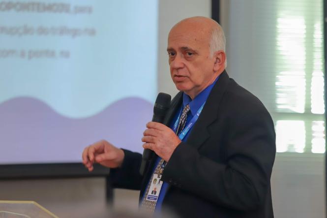 As obras de construção da nova ponte sobre o rio Moju iniciam em cinco dias. O anúncio foi feito pelo governador Helder Barbalho e pelo vice, Lúcio Vale, na manhã desta quarta-feira (17), durante coletiva de imprensa realizada no Palácio do Governo. Na ocasião, foi assinado o contrato com a empresa vencedora do processo emergencial aberto na última semana, com o objetivo de acelerar a execução de obras e serviços na região afetada pelo acidente ocorrido no dia 6 de abril, quando uma embarcação colidiu com a estrutura, que desabou.

FOTO: MARCO SANTOS / AGÊNCIA PARÁ
DATA: 17.04.2019
BELÉM - PA  <div class='credito_fotos'>Foto: Marco Santos / Ag. Pará   |   <a href='/midias/2019/originais/af5b8a90-7ddd-4930-adaf-4e65eb554a66.jpg' download><i class='fa-solid fa-download'></i> Download</a></div>