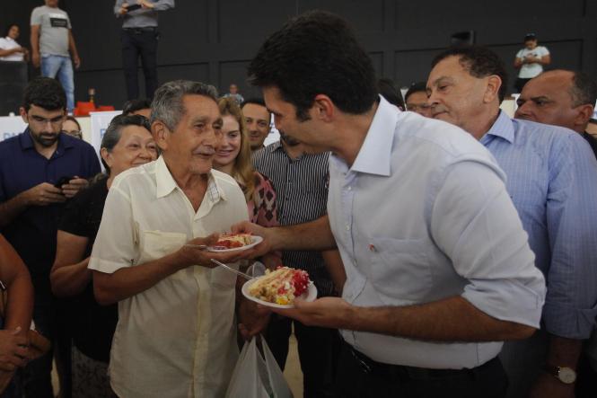 Marabá completa 106 anos nesta sexta-feira (5) e as comemorações iniciaram cedo. Um bolo de 16 metros fez parte de um café da manhã especial servido na orla do município. Sede do Governo desde a quarta-feira (3), a cidade receberá mais investimentos anunciados pelo governo do estado.

FOTO: MAYCON NUNES / AGENCIA PARA
DATA: 05.04.2019
MARABA - PARA <div class='credito_fotos'>Foto: Maycon Nunes / Ag. Pará   |   <a href='/midias/2019/originais/af626eb7-3cbf-42ee-9afc-f2b9a6b20115.jpg' download><i class='fa-solid fa-download'></i> Download</a></div>