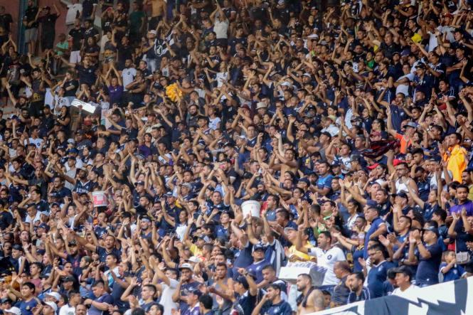 Mais de 10 mil pessoas fizeram a festa no primeiro jogo da final do Campeonato Paraense de 2019, o “Banparazão”. Mesmo com a chuva, a partida entre as equipes do Independente e do Clube do Remo foi um belo espetáculo para todos que compareceram ao Estádio Olímpico do Pará, o Mangueirão, neste domingo (14). O Galo Elétrico levou a melhor com o placar de 1 a 0.

FOTO: RICARDO AMANAJÁS / AGÊNCIA PARÁ
DATA: 15.04.2019
BELÉM - PARÁ <div class='credito_fotos'>Foto: Ricardo Amanajás / Ag. Pará   |   <a href='/midias/2019/originais/af66a1f2-2f90-45b1-a62e-29cec305368d.jpg' download><i class='fa-solid fa-download'></i> Download</a></div>