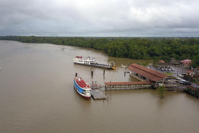 O governador Helder Barbalho visitou, neste domingo (20), o arquipélago do Marajó. Ele desembarcou em Salvaterra, por volta das 9h, e foi direto para o Porto do Camará, principal porta de entrada e saída dessa região, onde inspecionou a estrutura do local ao lado do diretor técnico da Secretaria de Estado de Transportes (Setran), João Renato Aguiar, e do prefeito de Salvaterra, Valentim Oliveira. 

FOTO: MARCO SANTOS/AGÊNCIA PARÁ.
DATA: 20.01.2019
SALVATERRA - PARÁ
 <div class='credito_fotos'>Foto: Marco Santos / Ag. Pará   |   <a href='/midias/2019/originais/af8386ce-ce7c-4a72-bff3-1449b1380d33.jpg' download><i class='fa-solid fa-download'></i> Download</a></div>