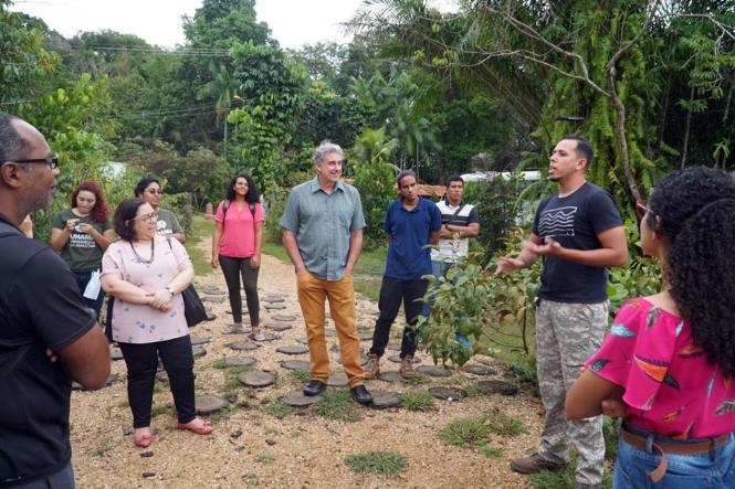 Tucanos, gaviões, urubus, passarinhos e as famosas ararajubas são apenas algumas das diversas espécies de aves que voam pelos céus do Parque Estadual do Utinga diariamente. Observar essas aves nem sempre é um mero acaso, às vezes exige disciplina, paciência e um olhar aguçado. Algumas dessas técnicas foram discutidas na oficina de Observação de Aves, realizada nesta terça-feira (5), no espaço.

FOTO: ASCOM IDEFLOR
DATA: 06.02.2019
BELÉM - PARÁ <div class='credito_fotos'>Foto: Ascom Ideflor   |   <a href='/midias/2019/originais/af8c5ebf-36b7-48d8-b6b3-3b3b80be1306.jpg' download><i class='fa-solid fa-download'></i> Download</a></div>