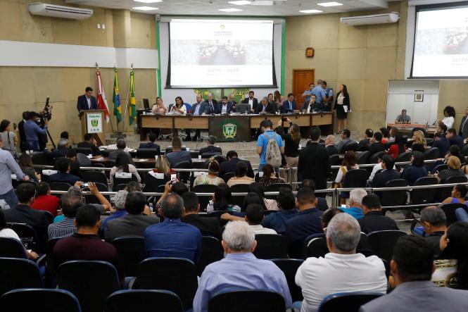 Como parte das ações do programa Governo por todo o Pará, o governador Helder Barbalho participou na noite desta quinta-feira (4) da sessão especial promovida pela Assembleia Legislativa do Pará (Alepa), na Câmara Municipal de Marabá, onde a gestão administrativa do governo está instalada desde a última terça-feira (2). Ele ressaltou a importância da presença significativa do parlamento estadual em Marabá na busca por soluções para os problemas do sul e sudeste paraense. Dos 41 deputados estaduais, 36 participam da ação no município.

FOTO: MARCELO SEABRA/ AGENCIA PARA
DATA: 04.04.2019
MARABA - PARA <div class='credito_fotos'>Foto: Marcelo Seabra / Ag. Pará   |   <a href='/midias/2019/originais/afb2b3b4-a2d8-442f-b7d0-cb1f6f4639c2.jpg' download><i class='fa-solid fa-download'></i> Download</a></div>