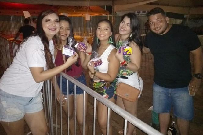 Durante o período de Carnaval a equipe da Unidade de Alta Complexidade em Oncologia Dr. Vítor Moutinho – Unacon Tucuruí tem percorrido locais de comemoração da festa de Momo, distribuindo preservativos e panfletos com orientações para  curtir o carnaval com segurança.         

FOTO: DIVULGAÇÃO
DATA: 05.03.2019
TUCURUÍ - PA <div class='credito_fotos'>Foto: Divulgação   |   <a href='/midias/2019/originais/afc0a23e-e33e-4c64-8f8d-7988919e0b20.jpg' download><i class='fa-solid fa-download'></i> Download</a></div>