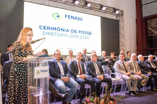 Empenho e esforço conjunto para facilitar e desburocratizar cada vez mais a atividade empreendedora no Estado do Pará rumo à total retomada da confiança na Economia. Esse foi o compromisso anunciado pela presidente da Junta Comercial do Estado do Pará (Jucepa), Cilene Sabino, em seu discurso de posse como presidente da Federação Nacional das Juntas Comerciais (Fenaju), em solenidade na noite desta quinta-feira (16). Além dela, foram empossados os vice-presidentes das demais regiões, secretário geral e conselho fiscal.

Fenaju - Cerimônia de posse da diretoria 2019-2020 - 

FOTO: Fernando Sette / Divulgação
DATA: 17.05.2019
BELÉM - PARÁ <div class='credito_fotos'>Foto: Fernando Sette / Divulgação   |   <a href='/midias/2019/originais/afc95b80-5714-465a-a4dc-a52c85fd694e.jpg' download><i class='fa-solid fa-download'></i> Download</a></div>