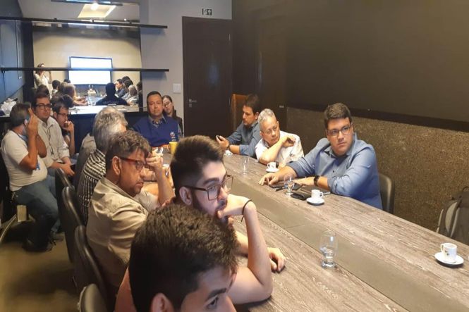 A Agência de Regulação e Controle dos Serviços Públicos do Pará (Arcon-Pa) e representantes da Empresa de Tecnologia da Informação e Comunicação do Estado do Pará (Prodepa) reuniram com representantes das empresas operadoras de balsas, na sede da Arcon, nesta quarta-feira (17), para esclarecer  sobre o funcionamento e a finalidade do uso do aplicativo “Navega Aqui”, lançado pelo Governo do Estado.

FOTO: DIVULGAÇÃO
DATA: 18.04.2019
BELÉM - PARÁ <div class='credito_fotos'>Foto: Divulgação   |   <a href='/midias/2019/originais/afcc13c7-eae5-4177-8b2a-1bcee4d96a50.jpg' download><i class='fa-solid fa-download'></i> Download</a></div>