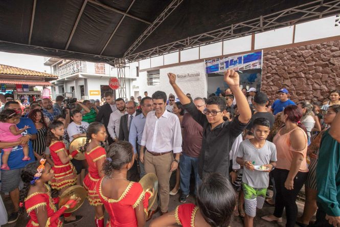 Na manhã desta terça-feira (30), o governador do Estado do Pará, Helder Barbalho, esteve no município de Ponta de Pedras, no Marajó, para participar da programação de aniversário dos 141 anos do município. Durante a visita, foi inaugurada a revitalização e ampliação do Mercado Municipal, foi assinado o convênio para a reforma e ampliação do hospital Municipal que tem o valor total de R$1.247.628,28 e o chefe do poder e executivo e outras autoridades receberam o título de cidadão Ponta Pedrense pelos serviços prestados ao município.

FOTO: MARCO SANTOS / AGÊNCIA PARÁ
DATA: 30.04.2019
PONTA DE PEDRAS - PARÁ <div class='credito_fotos'>Foto: Marco Santos / Ag. Pará   |   <a href='/midias/2019/originais/afd209a2-b8a6-46a7-9b65-36cbfb2b4114.jpg' download><i class='fa-solid fa-download'></i> Download</a></div>