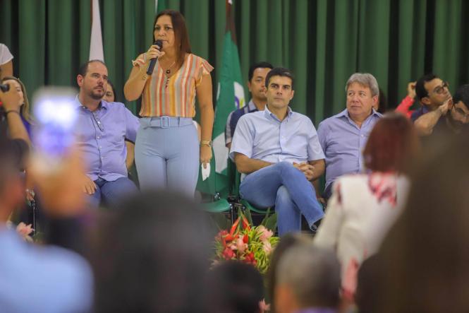 O governador do Pará, Helder Barbalho, e o vice-governador, Lúcio Vale, entregaram, no final da manhã deste sábado (16), 261 títulos de terra para produtores rurais de 18 municípios da região nordeste do Estado, reunidos na cidade de Moju. A solenidade ocorreu no Auditório Municipal Lourival Cristo, no Centro, na presença da prefeita Nilma Lima, vereadores, secretários de Estado, deputados estaduais, federais, e da população mojuense. 

FOTO: MARCO SANTOA / AGÊNCIA PARÁ
DATA: 16.03.2019
MOJU - PA <div class='credito_fotos'>Foto: Marco Santos / Ag. Pará   |   <a href='/midias/2019/originais/afe74678-813b-4acb-a9f0-5cea8069eb52.jpg' download><i class='fa-solid fa-download'></i> Download</a></div>