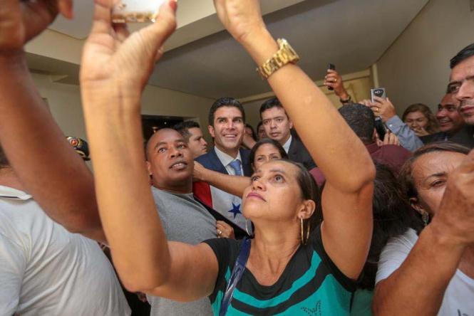 O novo Governador do Pará, Helder Barbalho (foto), participou na tarde desta terça-feira, 1° de janeiro, de ato solene na cidades de Marabá, marcando o início da sua gestão à frente do Estado do Pará.

FOTO: MARCO SANTOS
DATA: 01.01.2019
MARABÁ - PARÁ <div class='credito_fotos'>Foto: MARCO SANTOS   |   <a href='/midias/2019/originais/aff46f01-6732-4170-a589-b41e2383d207.jpg' download><i class='fa-solid fa-download'></i> Download</a></div>