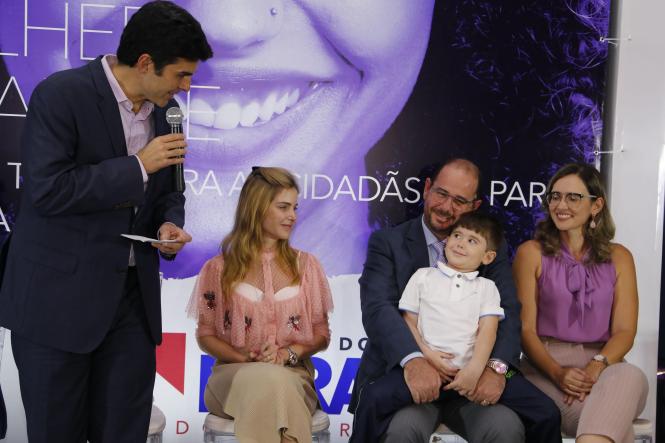 As mulheres paraenses contarão, durante todo o mês de março, com uma vasta programação promovida pelo Governo do Estado, voltada especificamente para elas. O programa “Mulher Paraense”, que reúne 85 iniciativas de órgãos estaduais em todas as regiões do Pará, pretende oferecer mais de sete mil atendimentos nas diferentes áreas de interesse do público feminino, como saúde, educação, oferta de crédito, empreendedorismo e garantia de direitos. O conjunto de ações integradas foi apresentado pelo governador do Estado, Helder Barbalho, no Palácio do Governo, na noite de sexta-feira (8), quando se comemorou o Dia Internacional da Mulher.

FOTO: MARCELO SEABRA / AGÊNCIA PARÁ
DATA: 09.03.2019
BELÉM - PARÁ <div class='credito_fotos'>Foto: Marcelo Seabra / Ag. Pará   |   <a href='/midias/2019/originais/affe74f1-5610-43d2-8c9c-015edf417d93.jpg' download><i class='fa-solid fa-download'></i> Download</a></div>