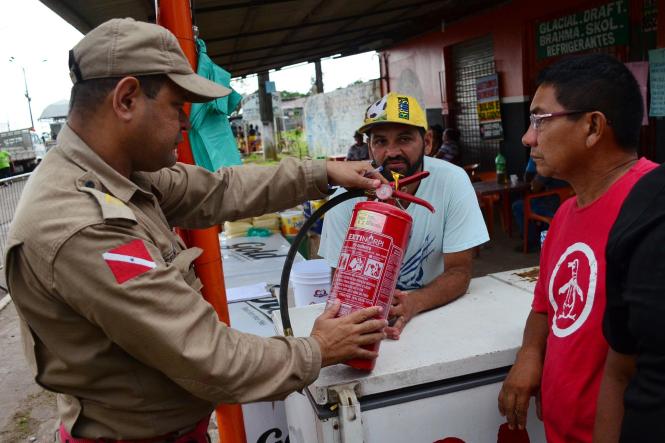 Com objetivo de coibir irregularidades e prevenir crimes e a violência durante o período do carnaval foi deflagrada, nesta terça-feira (5), no distrito de Outeiro, em Belém, a operação Pacificação, que consiste na vistoria de estabelecimentos que desempenham atividade comercial, como bares, lanchonetes, restaurantes, depósitos de bebidas, entre outros. Durante a fiscalização 11 bares foram autuados.
Na foto Jivago Ferreira

FOTO: ASCOM / ELIELSON MODESRO
DATA: 06.03.2019
OUTEIRO - PA <div class='credito_fotos'>Foto: Elielson Modesto / Ascom Segup   |   <a href='/midias/2019/originais/b0286210-8278-4bd5-8d74-3bafbabf6b09.jpg' download><i class='fa-solid fa-download'></i> Download</a></div>