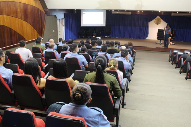 “Por nós mesmas” foi o tema do evento promovido pela Corregedoria Geral da PM, na manhã desta quinta-feira (7), em alusão ao Dia Internacional da Mulher. A cerimônia de homenagem, realizada no auditório A da Polícia Civil, no bairro Nazaré, em Belém, rompeu paradigmas ao propor a discussão de temas contemporâneos relacionados à mulher. 
Abrindo o evento, a palestra “Feminicídio: a invisibilidade que mata” foi ministrada pela cabo Tatiana Tolosa, graduada em sociologia, especialista em polícia comunitária e gestão da informação, e mestre em segurança pública. A policial esclareceu o conceito do termo e a importância do tema nos dias atuais.

FOTO: ASCOM / POLICIA MILITAR
DATA: 08.03.2019
BELÉM - PARÁ <div class='credito_fotos'>Foto: Ascom Polícia Militar   |   <a href='/midias/2019/originais/b02adca0-bce1-4edd-9fb9-fb337d095bd7.jpg' download><i class='fa-solid fa-download'></i> Download</a></div>