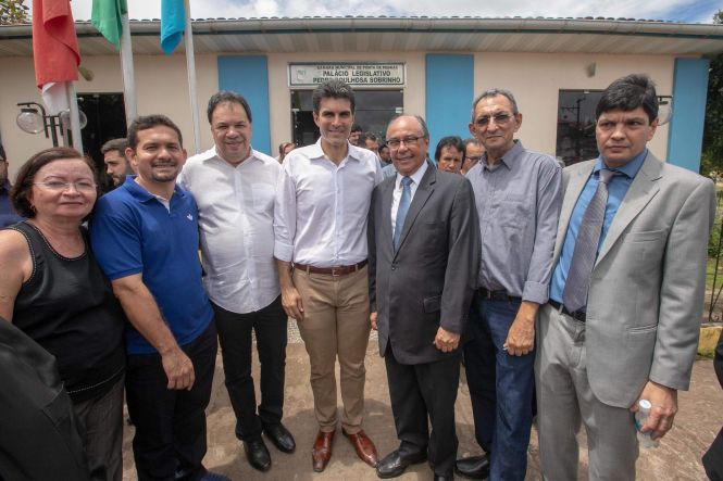 Na manhã desta terça-feira (30), o governador do Estado do Pará, Helder Barbalho, esteve no município de Ponta de Pedras, no Marajó, para participar da programação de aniversário dos 141 anos do município. Durante a visita, foi inaugurada a revitalização e ampliação do Mercado Municipal, foi assinado o convênio para a reforma e ampliação do hospital Municipal que tem o valor total de R$1.247.628,28 e o chefe do poder e executivo e outras autoridades receberam o título de cidadão Ponta Pedrense pelos serviços prestados ao município.

FOTO: MARCO SANTOS / AGÊNCIA PARÁ
DATA: 30.04.2019
PONTA DE PEDRAS - PARÁ <div class='credito_fotos'>Foto: Marco Santos / Ag. Pará   |   <a href='/midias/2019/originais/b0326e4b-080a-479b-aa4f-8826ebfa9546.jpg' download><i class='fa-solid fa-download'></i> Download</a></div>