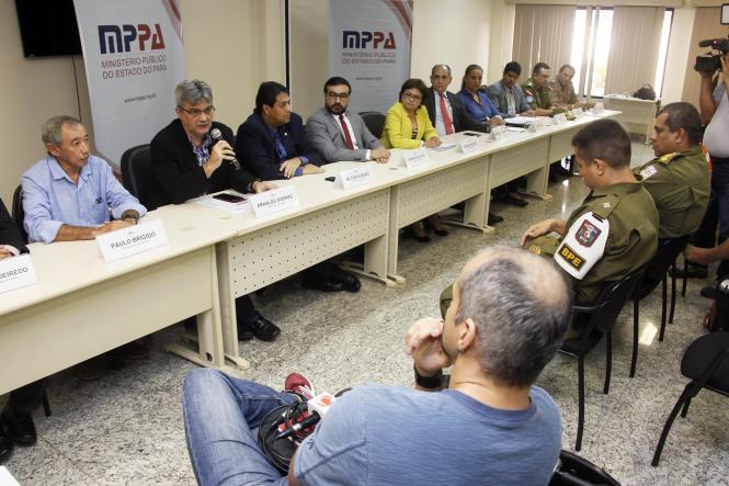 O Estádio Estadual Jornalista Edgar Augusto Proença - Mangueirão está liberado para receber o jogo entre Remo e Tapajós no próximo domingo, 3 de fevereiro, a partir das 16h, porém com capacidade máxima reduzida para 22 mil torcedores. O anúncio foi feito nesta quinta-feira (31), na sede do Ministério Público do Estado (MP-PA), durante a divulgação da recomendação expedida pelo órgão para que seja levado em consideração o laudo confeccionado pelo Corpo de Bombeiros, atestando segurança para realização de eventos esportivos até o limite estipulado.

FOTO: MARCELO SEABRA/AG. PARÁ
DATA: 31.01.2019
BELÉM - PARÁ <div class='credito_fotos'>Foto: Marcelo Seabra / Ag. Pará   |   <a href='/midias/2019/originais/b03e9d5e-09f2-4b1b-a293-d6a11632ab59.jpg' download><i class='fa-solid fa-download'></i> Download</a></div>