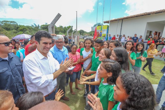 Construída por meio de um convênio firmado entre a Prefeitura e o governo do Estado, no valor de R$ 984.663,51, a Escola Estadual Magalhães Barata foi inaugurada na tarde desta quinta-feira (18), na comunidade de Ariri, zona rural de Colares, município do nordeste paraense.

FOTO: MARCO SANTOS / AGÊNCIA PARÁ
DATA: 18.04.2019
COLARES - PARÁ <div class='credito_fotos'>Foto: Marco Santos / Ag. Pará   |   <a href='/midias/2019/originais/b0563546-846e-492b-9713-96c2d01bcb64.jpg' download><i class='fa-solid fa-download'></i> Download</a></div>