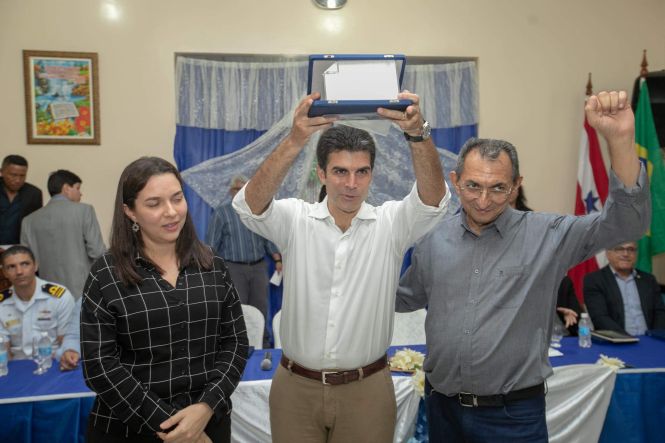 Na manhã desta terça-feira (30), o governador do Estado do Pará, Helder Barbalho, esteve no município de Ponta de Pedras, no Marajó, para participar da programação de aniversário dos 141 anos do município. Durante a visita, foi inaugurada a revitalização e ampliação do Mercado Municipal, foi assinado o convênio para a reforma e ampliação do hospital Municipal que tem o valor total de R$1.247.628,28 e o chefe do poder e executivo e outras autoridades receberam o título de cidadão Ponta Pedrense pelos serviços prestados ao município.

FOTO: MARCO SANTOS / AGÊNCIA PARÁ
DATA: 30.04.2019
PONTA DE PEDRAS - PARÁ <div class='credito_fotos'>Foto: Marco Santos / Ag. Pará   |   <a href='/midias/2019/originais/b06628d4-038f-4fb5-9e26-d59a6eadea43.jpg' download><i class='fa-solid fa-download'></i> Download</a></div>