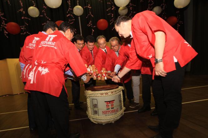 A comunidade nipo-brasileira do Pará comemorou a entrada de 2019 no auditório da Associação Pan-Amazônia Nipo-Brasileira, no domingo (6), em Belém. O evento deu início às homenagens aos 90 anos da imigração japonesa na Amazônia e contou com a presença do Governo do Estado. O chefe de gabinete, Luiziel Guedes, esteve representando o governador Helder Barbalho.

FOTO: CARLOS SODRÉ / AG. PARÁ
DATA: 06.01.2019
BELÉM - PARÁ <div class='credito_fotos'>Foto: CARLOS SODRÉ / AG. PARÁ    |   <a href='/midias/2019/originais/b06d4846-c92d-48c9-a90d-af66026c4abb.jpg' download><i class='fa-solid fa-download'></i> Download</a></div>