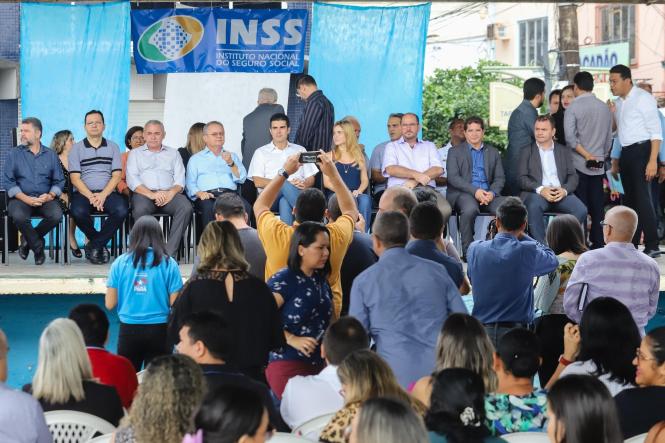 Fazendo parte da agenda do Programa Governo Por Todo o Pará em Santarém, o governador Helder Barbalho participou, nesta sexta-feira (22), da inauguração do PrevBarco, unidade móvel e flutuante do Instituto Nacional do Seguro Social (INSS), que vai levar atendimento previdenciário às comunidades da região fluvial do oeste do Pará. Helder fez questão de estar no evento e conferir as instalações do barco que irá levar atendimento à população ribeirinha do Estado.

FOTO> MARCO SANTOS / AGÊNCIA PARÁ
DATA: 22.03.2019
SANTARÉM - PA <div class='credito_fotos'>Foto: Marco Santos / Ag. Pará   |   <a href='/midias/2019/originais/b0759671-838e-4c01-aaee-1dec1b6630f6.jpg' download><i class='fa-solid fa-download'></i> Download</a></div>