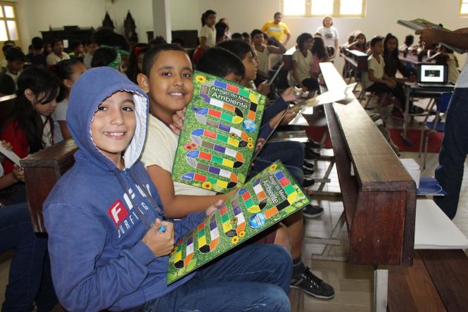 O projeto Conhecendo o Parque Estadual do Utinga (Peut), desenvolvido pela Secretaria de Meio Ambiente e Sustentabilidade (Semas), foi exposto pela primeira vez este ano, nesta quarta-feira (27), para alunos do 4º e 5º anos da Escola Estadual de Ensino Fundamental Preventório Santa Terezinha, no bairro do Souza, em Belém. A iniciativa é direcionada a estudantes do ensino fundamental e médio de escolas públicas localizadas no entorno do Parque.

FOTO: ASCOM / SEMAS
DATA: 28.03.2019
BELÉM - PA <div class='credito_fotos'>Foto: ASCOM / SEMAS   |   <a href='/midias/2019/originais/b09563b4-2c57-4bb8-81f0-bb7f36a4ce12.jpg' download><i class='fa-solid fa-download'></i> Download</a></div>