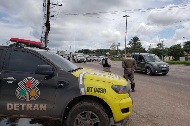 O Departamento de Trânsito do Estado (Detran/PA) intensificou as ações de fiscalização durante o segundo final de semana do pré-carnaval da Cidade Velha, em Belém. No total, 27 condutores foram autuados por dirigir sob influência de álcool, sendo que 11 deles, irão responder criminalmente por conduzir veículo automotor na via pública estando com concentração de álcool por litro de sangue igual ou superior a 6 decrigramas ou sob influência de qualquer outra substância psicoativa, de acordo com o artigo 306 do Código de Trânsito Brasileiro (CTB). Três pessoas se recusaram a fazer o teste do etilomêntro, conhecido popularmente como bafomêtro.

FOTO: ASDECOM /  DETRAN
DATA: 04.02.2019
BELÉM - PARÁ <div class='credito_fotos'>Foto: ASDECOM / DETRAN   |   <a href='/midias/2019/originais/b12d4899-bab5-4861-be19-92bbd3b1f89a.jpg' download><i class='fa-solid fa-download'></i> Download</a></div>
