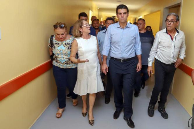 Na manhã desta quarta-feira (9), o governador do Estado, Helder Barbalho, esteve em Abaetetuba, nordeste paraense, onde realizou visita técnica às instalações do Hospital Municipal Santa Rosa. Helder vistoriou as obras que, segundo a prefeitura municipal, não foram concluídas pelo governo anterior.

FOTO: MARCO SANTOS / AG. PARÁ
DATA: 09.01.2019
ABAETETUBA - PARÁ <div class='credito_fotos'>Foto: Marco Santos / Ag. Pará   |   <a href='/midias/2019/originais/b1450953-1ebc-4cdf-b2c6-536b12ceb702.jpg' download><i class='fa-solid fa-download'></i> Download</a></div>