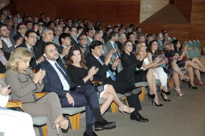 Durante a próxima missão do Programa Governo por Todo o Pará, que percorre Marabá e região entre os dias 2 e 5 de abril, será publicado o decreto permitindo a isenção de ICMS em 17% para a operação de ferro-gusa. A medida, que deve promover a abertura de 7 a 10 mil empregos imediatos, foi anunciada por Helder Barbalho durante o lançamento da 9ª edição do Anuário do Pará, na noite desta segunda-feira, 25, no teatro Maria Sylvia Nunes da Estação das Docas. 

FOTO: RICARDO AMANAJÁS / AGÊNCIA PARÁ
DATA: 26.03.2019
BELÉM - PARÁ <div class='credito_fotos'>Foto: Ricardo Amanajás / Ag. Pará   |   <a href='/midias/2019/originais/b16318e5-d30e-49f4-9f06-6ab217a814b9.jpg' download><i class='fa-solid fa-download'></i> Download</a></div>