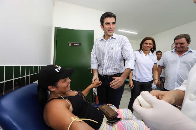 Seguindo agenda do programa "Governo por todo o Pará", o governador Helder Barbalho esteve, na manhã desta quarta-feira (3), em Parauapebas, distante cerca de 120 quilômetros de Marabá, atual sede administrativa do Estado. Ele participou da Ação de Cidadania promovida pelo ParáPaz, na Escola Municipal Nelson Mandela, no bairro Tropical, e visitou obras do Estado que estão em andamento no município, como a nova sede do ParáPaz e a Escola Estadual Irmã Dulce.

FOTO MARCO SANTOS / AGENCIA PARA
DATA 03.04.2019
PARAUAPEBAS - PARA <div class='credito_fotos'>Foto: Marco Santos / Ag. Pará   |   <a href='/midias/2019/originais/b164c77f-dc45-42f5-afa4-05798825f1c9.jpg' download><i class='fa-solid fa-download'></i> Download</a></div>