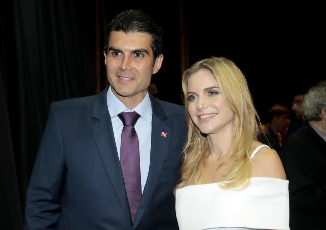 Durante a próxima missão do Programa Governo por Todo o Pará, que percorre Marabá e região entre os dias 2 e 5 de abril, será publicado o decreto permitindo a isenção de ICMS em 17% para a operação de ferro-gusa. A medida, que deve promover a abertura de 7 a 10 mil empregos imediatos, foi anunciada por Helder Barbalho durante o lançamento da 9ª edição do Anuário do Pará, na noite desta segunda-feira, 25, no teatro Maria Sylvia Nunes da Estação das Docas. 

FOTO: RICARDO AMANAJÁS / AGÊNCIA PARÁ
DATA: 26.03.2019
BELÉM - PARÁ <div class='credito_fotos'>Foto: Ricardo Amanajás / Ag. Pará   |   <a href='/midias/2019/originais/b175e558-ec7c-478e-a24b-f58d433a7cd5.jpg' download><i class='fa-solid fa-download'></i> Download</a></div>