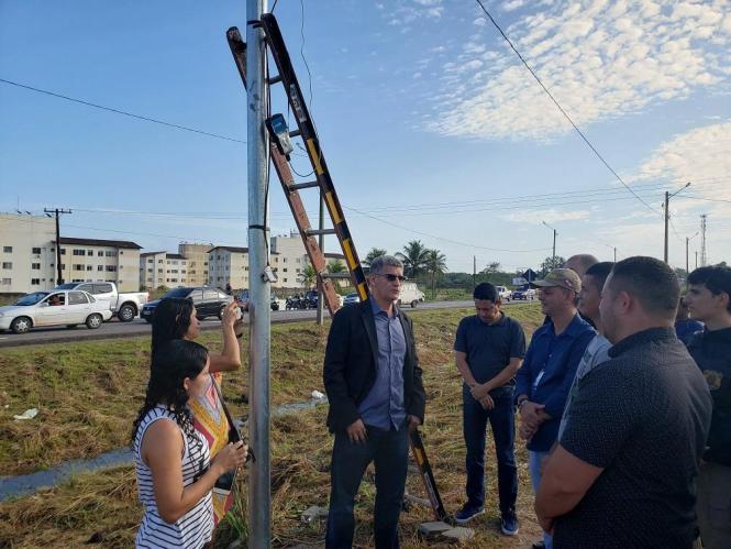 O Departamento de Trânsito do Pará (Detran) instalou e ativou, nesta terça-feira (29), um semáforo no quilômetro 15 da rodovia BR-316, em Marituba, região metropolitana de Belém. 

FOTO: ASDECOM / DETRAN
DATA:28.01.2019
BELÉM - PARÁ <div class='credito_fotos'>Foto: ASDECOM / DETRAN   |   <a href='/midias/2019/originais/b18b2829-8b38-4619-821f-a6a3d58593b0.jpg' download><i class='fa-solid fa-download'></i> Download</a></div>