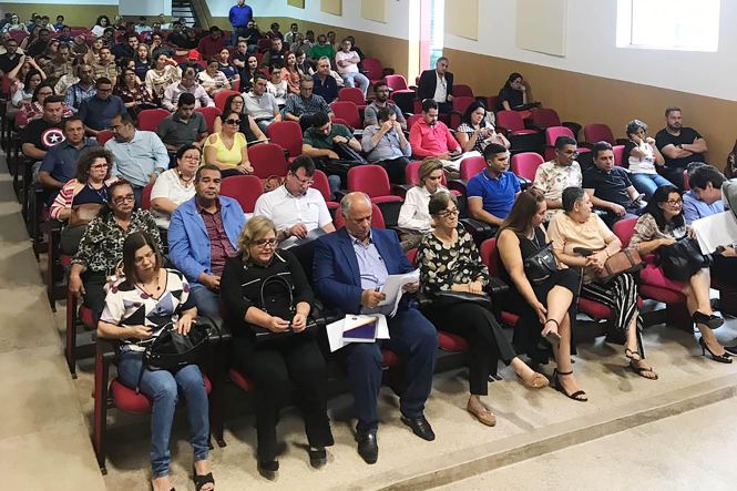 Demandas nas áreas de saúde, educação, infraestrutura e turismo foram apresentadas pela população da Região de Integração Rio Caeté, na manhã desta sexta-feira (24), durante a audiência pública do Plano Plurianual (PPA) 2020-2023 e da Lei Orçamentária Anual (LOA) 2020, realizada no município de Capanema, no nordeste paraense. Cerca de 190 pessoas participaram da audiência, coordenada pela Secretaria de Estado de Planejamento (Seplan).

FOTO: BRENDA MARADEI
DATA: 24.05.2019
CAPANEMA - PARÁ <div class='credito_fotos'>Foto: BRENDA MARADEI   |   <a href='/midias/2019/originais/b1cfb07a-b8d9-40d8-8f0b-ff07f12d4537.jpg' download><i class='fa-solid fa-download'></i> Download</a></div>