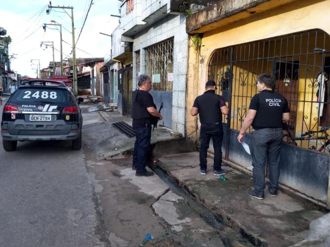 Na manhã desta quarta-feira (24), cerca de 300 policiais civis saíram às ruas de Belém, de municípios da região metropolitana e em todas as regiões do interior do Pará para cumprir mandados de prisão de criminosos foragidos da Justiça.

FOTO: ASCOM POLICIA CIVIL
DATA: 24.04.2019
BELÉM - PARÁ <div class='credito_fotos'>Foto: Ascom Polícia Civil   |   <a href='/midias/2019/originais/b1e56bda-1acb-4b8c-9a96-51fd79542732.jpg' download><i class='fa-solid fa-download'></i> Download</a></div>