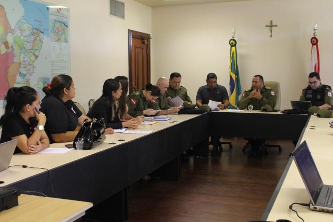 Na tarde desta terça-feira (29), no Comando Geral da Polícia Militar do Pará, na avenida Augusto Montenegro, o comandante geral, coronel José Dilson Melo de Souza Júnior, reuniu com as representantes da Associação de Esposas e Familiares de Praças do Pará. Na ocasião foram discutidos temas de interesse da tropa, como o programa ‘PM Vítima’, aplicativo de apoio policial, plano de moradia, o pagamento de jornadas extraordinárias e outros.

FOTO: TAINÁ ALMEIDA / ASCOM PM
DATA: 30.01.2019
BELÉM - PARÁ <div class='credito_fotos'>Foto: Tainá Almeida / ASCOM PM   |   <a href='/midias/2019/originais/b220b21d-986b-47c4-af7a-76ca3f140cbc.jpg' download><i class='fa-solid fa-download'></i> Download</a></div>