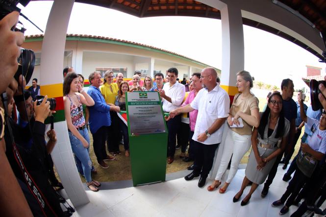 O município de Barcarena entregou à população, nesta sexta-feira (18), a Escola Municipal de Ensino Infantil e Fundamental Professora Ana Dutra de Souza Vale. O nome da instituição é uma homenagem à mãe do vice-governador do Estado, Lúcio Vale, que participou da cerimônia de inauguração ao lado do governador Helder Barbalho. Os recursos da obra, de R$ 997 mil, foram adquiridos por meio de emenda parlamentar de Lúcio, ainda quando era deputado federal.

FOTO: MARCO SANTOS/AGÊNCIA PARÁ
DATA: 19.01.2019
BARCARENA - PARÁ
 <div class='credito_fotos'>Foto: Marco Santos / Ag. Pará   |   <a href='/midias/2019/originais/b24c2b31-bec3-433e-80d2-d867c2c93f96.jpg' download><i class='fa-solid fa-download'></i> Download</a></div>