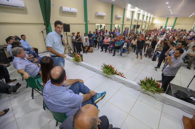 O governador do Pará, Helder Barbalho, e o vice-governador, Lúcio Vale, entregaram, no final da manhã deste sábado (16), 261 títulos de terra para produtores rurais de 18 municípios da região nordeste do Estado, reunidos na cidade de Moju. A solenidade ocorreu no Auditório Municipal Lourival Cristo, no Centro, na presença da prefeita Nilma Lima, vereadores, secretários de Estado, deputados estaduais, federais, e da população mojuense. 

FOTO: MARCO SANTOA / AGÊNCIA PARÁ
DATA: 16.03.2019
MOJU - PA <div class='credito_fotos'>Foto: Marco Santos / Ag. Pará   |   <a href='/midias/2019/originais/b2513929-c625-42ee-8fba-ffa46d3b9d07.jpg' download><i class='fa-solid fa-download'></i> Download</a></div>
