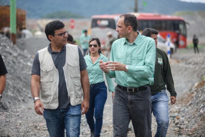 O titular da Secretaria Estadual de Meio Ambiente e Sustentabilidade (Semas), Mauro O´de Almeida, acompanhou nesta quarta (13) e quinta-feira (14) a vistoria de técnicos da Semas às barragens da Mina Sossego, em Canaã dos Carajás. A Defesa Civil Estadual, representada pelo Tenente Coronel Jayme Benjó, também integra a equipe, como participante do Grupo de Trabalho de Segurança em Barragens criado pelo governo do estado. 

FOTO: MAYCON NUNES / AGÊNCIA PARÁ
DATA: 13.03.2019
CANAÃ DOS CARAJÁS - PA <div class='credito_fotos'>Foto: Maycon Nunes / Ag. Pará   |   <a href='/midias/2019/originais/b255fe67-427e-4ac5-b0c9-3ba0e22bc3fa.jpg' download><i class='fa-solid fa-download'></i> Download</a></div>