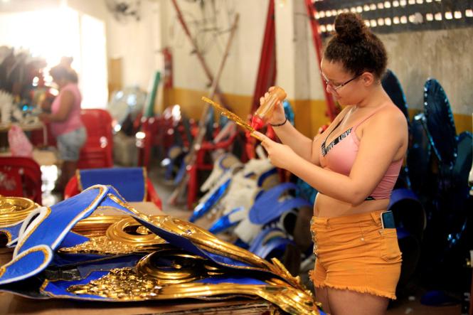O carnaval de Belém vai atravessar a avenida e chegar também na telinha. Depois de 9 anos, a Cultura - Rede de Comunicação retoma a transmissão ao vivo, só que agora de forma integrada e com o sinal digital, dos desfiles das escolas de samba do Grupo Especial de Belém, neste sábado, dia 23 de fevereiro, na Aldeia Amazônica David Miguel. Quem por acaso não puder ver de pertinho, pode preparar a pipoca, reunir os amigos e se preparar para acompanhar todos os detalhes, seja pela TV, pelo YouTube ou pelas redes sociais. Serão 7 câmeras, 5 produtores de pista, 3 repórteres no meio do público - fazendo até vídeo-selfie - e da folia em meio a uma equipe de 50 pessoas que promete mostrar toda a beleza, emoção e grandeza do Carnaval paraense. A programação terá início às 19h e só sai do ar depois que a última escola fechar o desfile, por volta das 6h do domingo, 24.

 FOTO: RICARDO AMANAJAS / AGÊNCIA PARÁ
DATA: 19.02.2019
BELÉM - PA <div class='credito_fotos'>Foto: Ricardo Amanajás / Ag. Pará   |   <a href='/midias/2019/originais/b26c6181-c899-4d58-bf27-06e347a85b5a.jpg' download><i class='fa-solid fa-download'></i> Download</a></div>