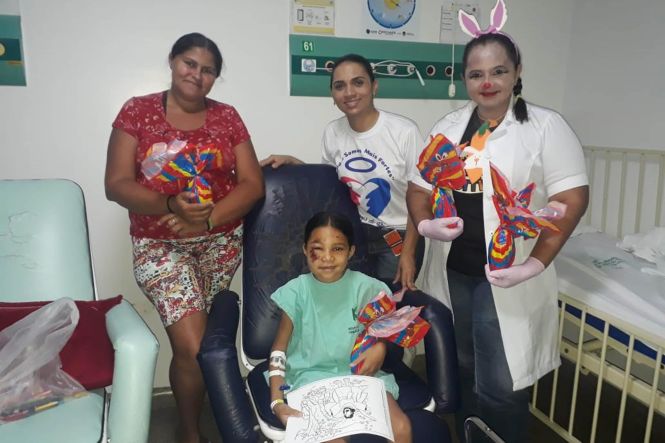 Foi no Hospital Regional do Sudeste do Pará - Dr. Geraldo Veloso (HRSP), em Marabá (PA), que Carlos Henrique Feitosa, de 11 anos, conheceu pela primeira um ovo de chocolate na Páscoa. A ação foi possível com o apoio de voluntários do grupo "Amigos do Bem", que se reuniram para presentear os pacientes e acompanhantes da Clínica Pediátrica e das Unidades de Terapia Intensiva Neonatal e Pediátrica neste final de semana. A entrega dos chocolates também contou com a participação do Instituto Hosana Lopes da Abreu, do bairro da Liberdade.

FOTO: DIVULGAÇÃO
DATA: 22.04.2019
MARABÁ - PARÁ <div class='credito_fotos'>Foto: Divulgação   |   <a href='/midias/2019/originais/b27fc29f-c491-4baa-9fa5-4393d949e97d.jpg' download><i class='fa-solid fa-download'></i> Download</a></div>