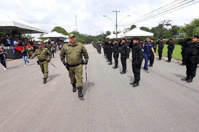 A Polícia Militar do Pará realizou, nesta terça-feira (8), na sede do Comando Geral da instituição, na rodovia Augusto Montenegro, em Belém, a solenidade de transmissão do cargo de Comandante Geral da PMPA. A cerimônia contou com a presença do governador Helder Barbalho e demais autoridades do Estado. No evento militar, o 52º comandante geral da PMPA, coronel PM José Dilson Melo de Souza Júnior, assumiu oficialmente o mais alto posto da corporação. 

FOTO: MARCO SANTOS / AG. PARÁ
DATA: 09.01.2019
BELÉM - PARÁ <div class='credito_fotos'>Foto: Marco Santos / Ag. Pará   |   <a href='/midias/2019/originais/b28644de-b5f6-4aa4-8f14-3ab8076cd777.jpg' download><i class='fa-solid fa-download'></i> Download</a></div>