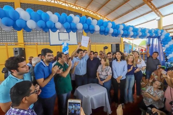 Prestes a completar 40 anos de fundação, a Escola Estadual de Ensino Médio Dr. Miguel de Santa Brígida, em Salinópolis, Nordeste paraense, foi reinaugurada pelo governador Helder Barbalho, na manhã deste sábado (16), após reforma geral, fruto de um convênio entre o Governo do Estado e a Prefeitura Municipal. Os investimentos foram de cerca de R$ 3 milhões e a obra, que teve duração de oito meses, vai beneficiar 1.145 alunos do Ensino Médio regular e projeto Mundiar.

FOTO: MARCO SANTOS / AGÊNCIA PARÁ
DATA: 16.02.2019
SALINAS  - PA <div class='credito_fotos'>Foto: Marco Santos / Ag. Pará   |   <a href='/midias/2019/originais/b2a20869-bb9f-4f07-ab3e-1b346a977ddc.jpg' download><i class='fa-solid fa-download'></i> Download</a></div>