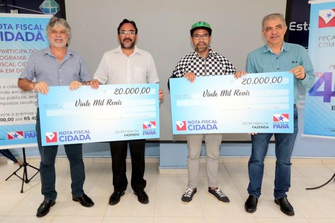 A Secretaria de Estado da Fazenda (Sefa) realizou na noite desta terça-feira (26) a entrega dos prêmios do 26º sorteio do Programa Nota Fiscal Cidadã, de estímulo à cidadania fiscal, durante evento na Faculdade Estácio FAP, em Belém.

- Anderson de Souza Meirelles e José Freitas Navegantes Neto -, receberam os cheques dos diretores da Sefa, Lamartine Carvalho e Lincoln Costa

FOTO: RICARDO AMANAJÁS / AGÊNCIA PARÁ
DATA: 26.03.2019
BELÉM - PARÁ <div class='credito_fotos'>Foto: Ricardo Amanajás / Ag. Pará   |   <a href='/midias/2019/originais/b2a59f33-7e03-40a9-b25c-08d765a44c5b.jpg' download><i class='fa-solid fa-download'></i> Download</a></div>