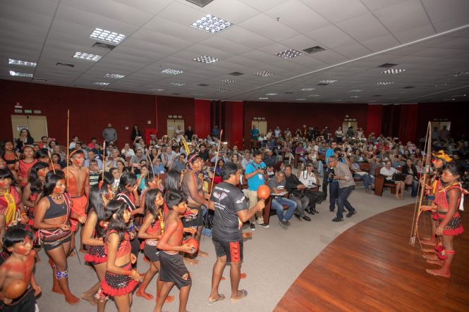Durante dois dias, a cidade de Marabá, no Sudeste do Estado, esteve, mais uma vez, em destaque. A cidade sediou o I Encontro Regional de Educação e entregou a população 100 policiais militares, que a partir de hoje reforçarão a segurança do Estado. Nesta sexta-feira (03), no Centro de Convenções, ocorreu o encerramento do encontro e a solenidade de formatura dos novos soldados, que contou com a participação do governador do Estado, Helder Barbalho.

FOTO: MARCO SANTOS / AGÊNCIA PARÁ
DATA: 03.05.2019
BELÉM - PARÁ



 <div class='credito_fotos'>Foto: Marco Santos / Ag. Pará   |   <a href='/midias/2019/originais/b2a8f4b2-eb2a-4693-8f88-c538c91e4197.jpg' download><i class='fa-solid fa-download'></i> Download</a></div>