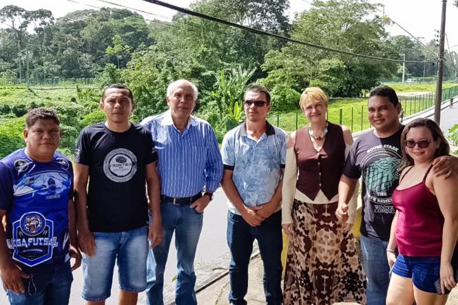 Há pelo menos 10 anos, cerca de 2 mil famílias da comunidade do Vareta, localizada no bairro da Guanabara, em Ananindeua, sofrem com a falta de saneamento básico e de pavimentação nas ruas que dão acesso à Avenida João Paulo II e a Rodovia BR-316. O governador do Estado, Helder Barbalho, recebeu as demandas um grupo de lideranças comunitárias do bairro no Palácio do Governo, em Belém, na semana passad e, nesta sexta-feira (15), diretores técnicos do Núcleo de Gerenciamento de Transporte Metropolitano (NGTM), estiveram na comunidade realizando o levantamento das prioridades daquela população.

FOTO: DIVULGAÇÃO
DATA: 15.03.2019
BELÉM - PA <div class='credito_fotos'>Foto: Divulgação   |   <a href='/midias/2019/originais/b2b37f5e-ea85-4ec5-bffd-42eefcbfaf93.jpg' download><i class='fa-solid fa-download'></i> Download</a></div>