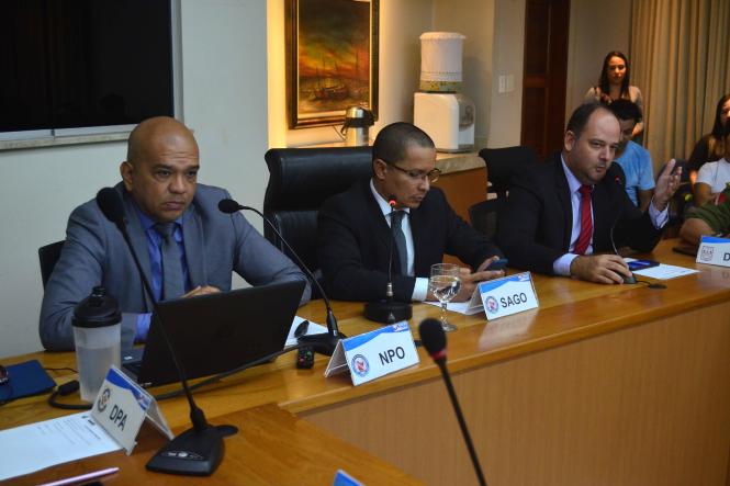 Representantes de blocos de carnaval, moradores do bairro da Cidade Velha e instituições de segurança pública e moradores do bairro da Cidade Velha participaram nesta quinta-feira, 31, da reunião de avaliação e ajustes finais para o segundo final de semana do Pré-Carnaval 2019. A reunião ocorreu no plenário da Secretaria de Estado de Segurança Pública e Defesa Social (Segup).

FOTO: DIVULGAÇÃO / ASCOM SEGUP
DATA: 31.01.2019
BELÉM - PARÁ <div class='credito_fotos'>Foto: Ascom Segup   |   <a href='/midias/2019/originais/b2b4aeef-4741-4a42-84c9-cef7c7638d11.jpg' download><i class='fa-solid fa-download'></i> Download</a></div>