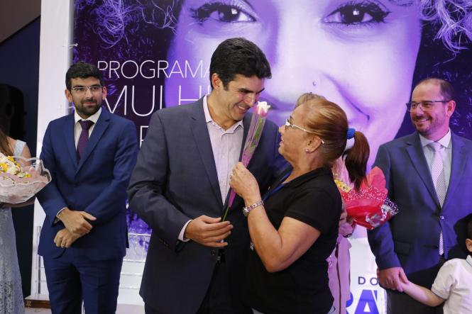 As mulheres paraenses contarão, durante todo o mês de março, com uma vasta programação promovida pelo Governo do Estado, voltada especificamente para elas. O programa “Mulher Paraense”, que reúne 85 iniciativas de órgãos estaduais em todas as regiões do Pará, pretende oferecer mais de sete mil atendimentos nas diferentes áreas de interesse do público feminino, como saúde, educação, oferta de crédito, empreendedorismo e garantia de direitos. O conjunto de ações integradas foi apresentado pelo governador do Estado, Helder Barbalho, no Palácio do Governo, na noite de sexta-feira (8), quando se comemorou o Dia Internacional da Mulher.

FOTO: MARCELO SEABRA / AGÊNCIA PARÁ
DATA: 09.03.2019
BELÉM - PARÁ <div class='credito_fotos'>Foto: Marcelo Seabra / Ag. Pará   |   <a href='/midias/2019/originais/b2b4e886-2a4e-457b-a3d5-b6cee0a2f436.jpg' download><i class='fa-solid fa-download'></i> Download</a></div>