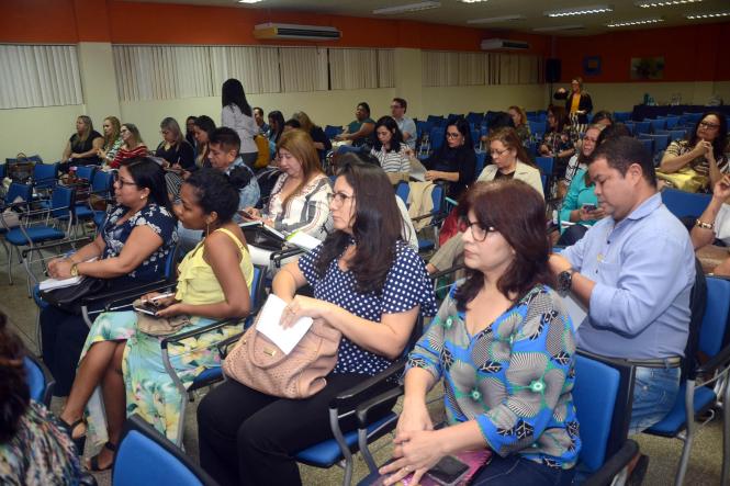 Gestores e técnicos de Unidades Seduc na Escola (USES) de Belém e Unidades Regionais de Ensino (URES) de Breves, Altamira e região das Ilhas estão em Belém para discutir a implementação do novo ensino médio do Estado do Pará. O Grupo de Trabalho de Interiorização da  BNCC-Ensino Médio é promovido pela Secretaria de Estado de Educação (Seduc) com o objetivo de esclarecer e discutir a nova Base Nacional Comum Curricular (BNCC) para o Estado.

FOTO: ELISEU DIAS / ASCOM SEDUC
DATA: 27.03.2019
BELÉM - PA

 <div class='credito_fotos'>Foto: Eliseu Dias / Ascom Seduc   |   <a href='/midias/2019/originais/b2b579ca-f99e-464f-aba8-ab0eddc83710.jpg' download><i class='fa-solid fa-download'></i> Download</a></div>