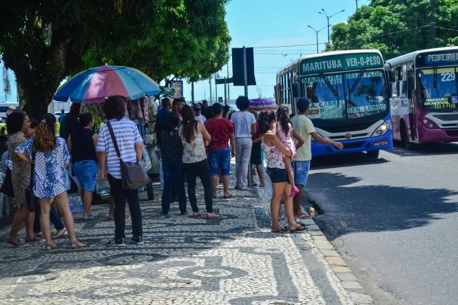 O número de registros de roubos a coletivos diminuiu em todo o Pará. Na capital, usuários do transporte público aprovam as medidas que vem sendo adotas e que refletem as reduções. No ponto de ônibus próximo a um dos cartões postais de Belém, a Praça do Relógio, é grande o fluxo de pessoas que utilizam o transporte público para se deslocarem para o trabalho, escola e demais atividades. Nas esquinas, viaturas policiais garantem a segurança e inibem não só o roubo a coletivos, mas diversos outros crimes.

FOTO: ELIELSON MODESTO / AGÊNCIA PARÁ
DATA: 14.05.2019
BELÉM - PARÁ
 <div class='credito_fotos'>Foto: Elielson Modesto / Ascom Segup   |   <a href='/midias/2019/originais/b2bb79e5-f9b7-4283-a0da-009f5accfe3d.jpg' download><i class='fa-solid fa-download'></i> Download</a></div>